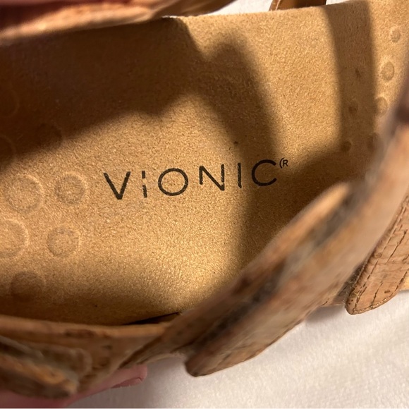 Vionic Amber Adjustable Straps Comfort Sandals Sz 8 Velcro Straps Tan Gold Beach - Picture 6 of 8